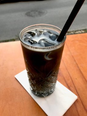 Buz ve Siyah Saman ile Kömür Buzlu Kahve Latte / Aktif Karbon Kahve.