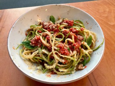 Domates, Peynir, Yeşillik ve Cevizli Spiralize Kabak Şehriye Spagetti.