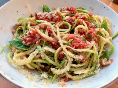 Domates, Peynir, Yeşillik ve Cevizli Spiralize Kabak Şehriye Spagetti.