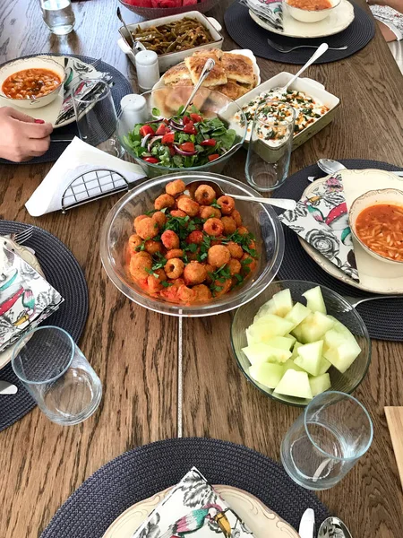 Fellah kofte / kofta serviert in gläserner Schüssel am Tisch der Familie — Stockfoto