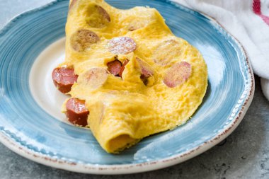 Sosis/salam Slice ile katlanmış omlet  