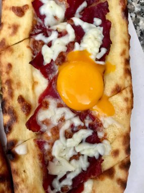 Kebab Restaurant 'ta yumurtalı geleneksel Türk Pide.