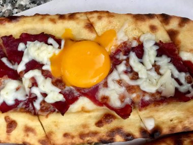 Kebab Restaurant 'ta yumurtalı geleneksel Türk Pide.