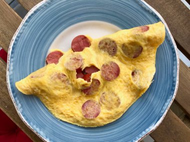 Sosis/salam Slice ile katlanmış omlet  