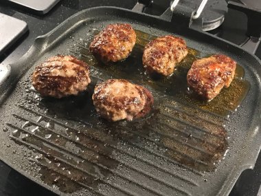 Köfteler tava/ev yapımı ızgara kıyılmış et içinde kızartma vardır