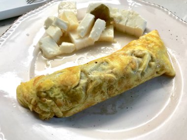 Sosis rulo omlet/salam tabak servis hazır