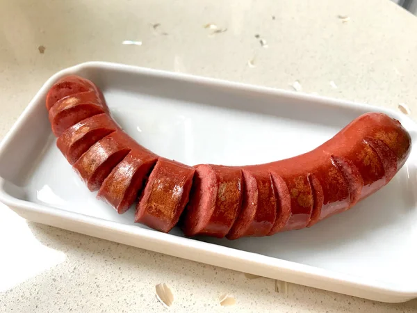 Salchicha Bratwurst a la parrilla en plato listo para servir —  Fotos de Stock