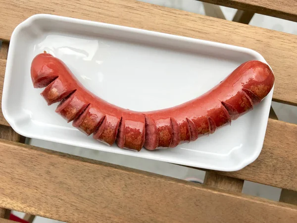 Gegrilde Bratwurst worst in plaat klaar om te serveren — Stockfoto