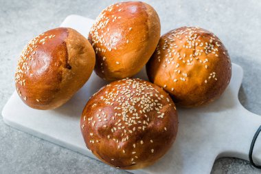 Hamburger Bun ekmek Susam tohumları kullanıma hazır.