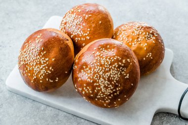 Hamburger Bun ekmek Susam tohumları kullanıma hazır.
