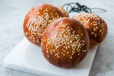 Hamburger Bun ekmek Susam tohumları kullanıma hazır.