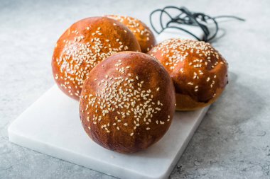 Hamburger Bun ekmek Susam tohumları kullanıma hazır.