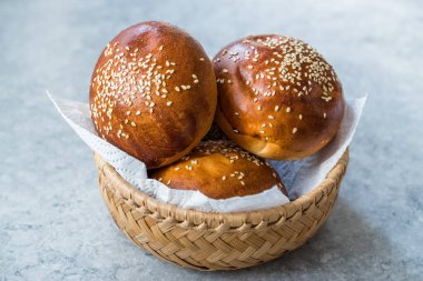 Hamburger Bun ekmek Susam tohumları kullanıma hazır.