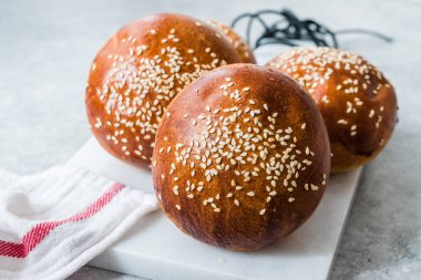 Hamburger Bun ekmek Susam tohumları kullanıma hazır.