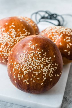 Hamburger Bun ekmek Susam tohumları kullanıma hazır.