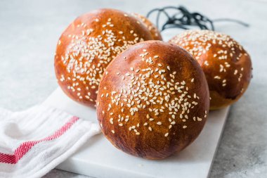 Hamburger Bun ekmek Susam tohumları kullanıma hazır.