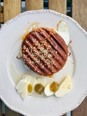 Kahvaltı için Cheddar peyniri ile vejetaryen yumurta Burger.