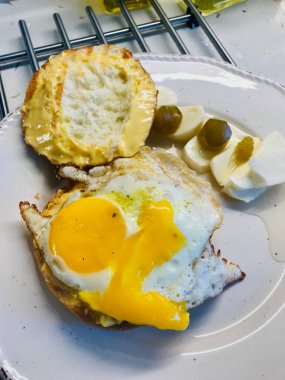 Kahvaltı için Cheddar peyniri ile vejetaryen yumurta Burger.