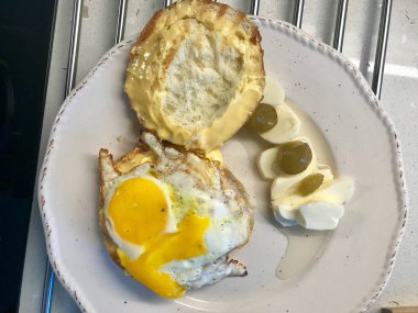 Kahvaltı için Cheddar peyniri ile vejetaryen yumurta Burger.