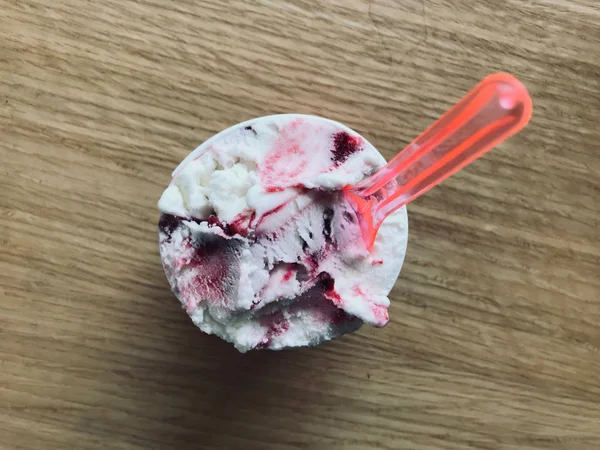 Sorvete de iogurte congelado baunilha e molho de amora na taça de plástico — Fotografia de Stock