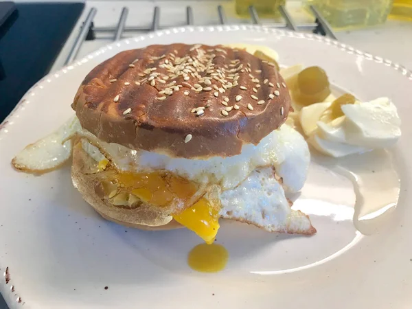 Burger aux œufs végétarien au fromage cheddar pour le petit déjeuner . — Photo