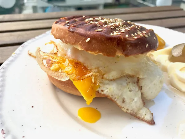 Vegetariánský vaječný Burger se sýrem čedar k snídani. — Stock fotografie