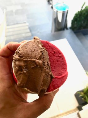 Plastik fincan kiraz ve bitter çikolata dondurulmuş yoğurt dondurma.