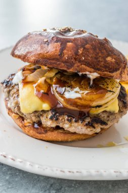 Cheddar peyniri ve karamelize soğan ile ev yapımı Hamburgerler