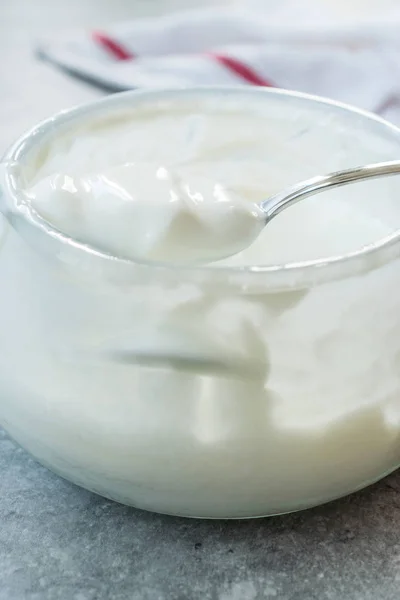 Yaourt de chèvre fait maison dans un bol en verre avec cuillère / crème pâtissière probiotique . — Photo