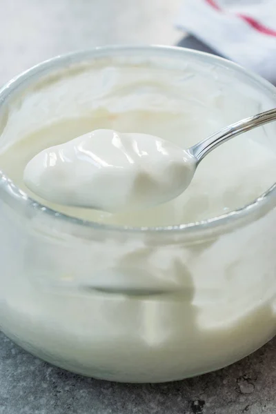 Házi kecske joghurt üvegtál a Spoon/probiotikus puding. — Stock Fotó