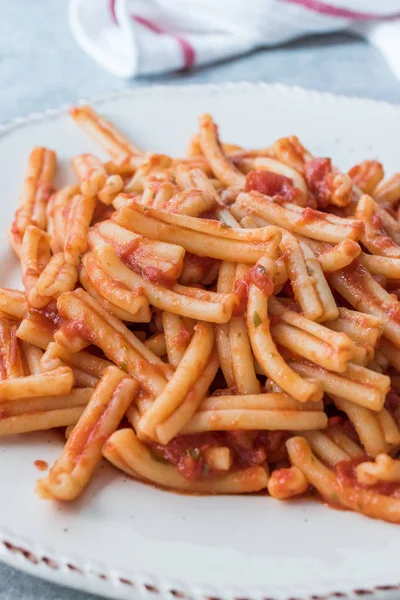 Pasta siciliana Fusillata Casareccia con salsa de tomate . — Foto de Stock