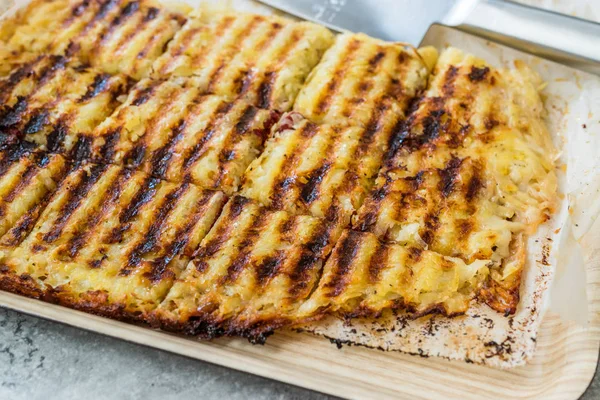 Турецькі тости з картоплею і топленим сиром і Сучук. — стокове фото