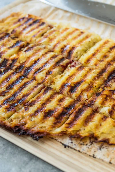 Türkisches Toast mit Kartoffeln und geschmolzenem Käse und Sucuk. — Stockfoto