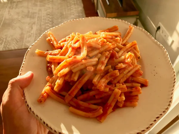 Siciliansk pasta Fusillata Casareccia med tomatsås. — Stockfoto