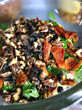 Buzdolabında kurutulmuş domates ile Kavrulmuş ceviz salatası yakın yukarı makro görünümü.