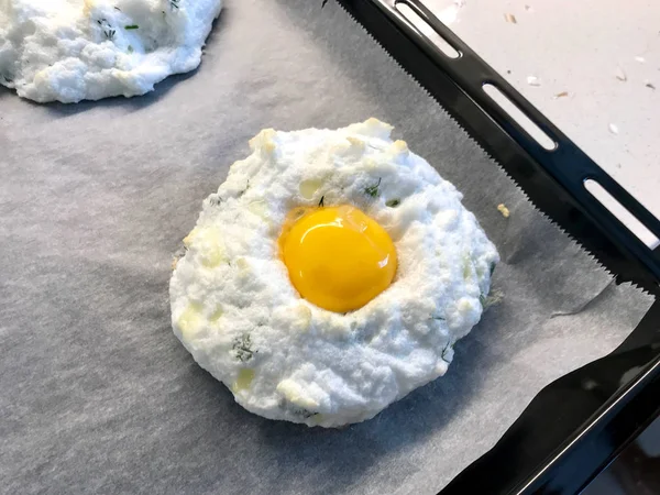 Concepto de comida saludable de moda de los huevos en la nube para el desayuno . — Foto de Stock