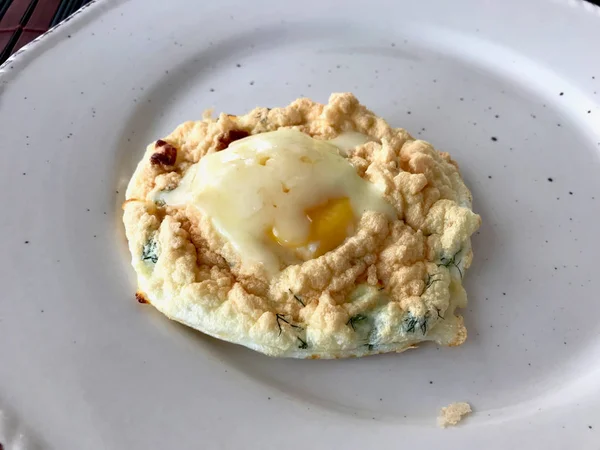 Cloud Eggs Conceito de alimentação saudável na moda para o café da manhã . — Fotografia de Stock