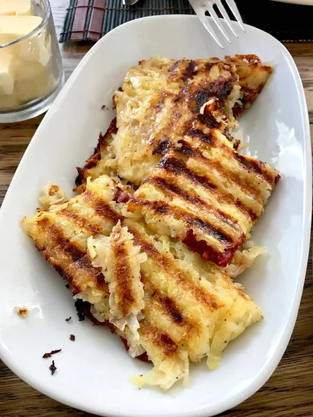 Turkisk toast med potatis och smält ost och sucuk. — Stockfoto