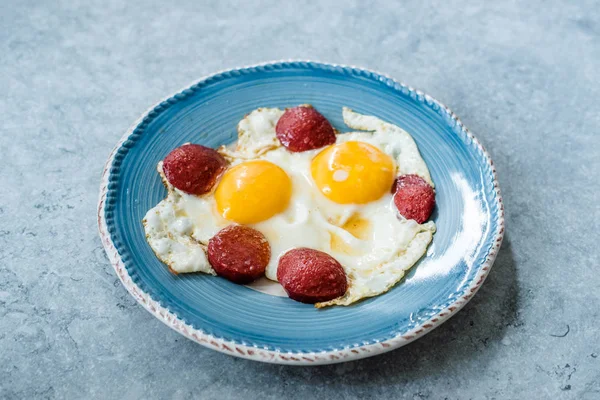 Tureckie śniadanie Sucuk z smażonymi jajkami/salami lub Sujuk — Zdjęcie stockowe