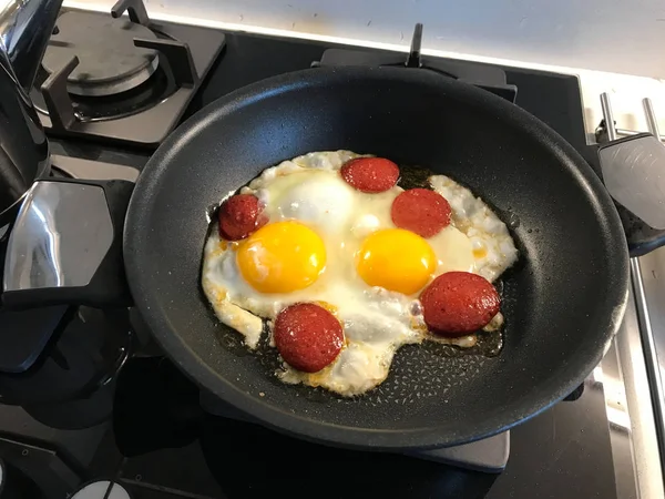 Sucuk turco per colazione con uova fritte in padella . — Foto Stock