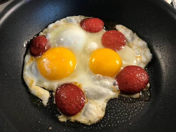 Sucuk turco per colazione con uova fritte in padella . — Foto Stock