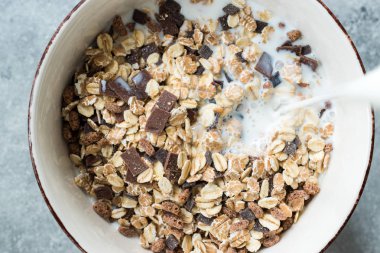 Sütlü Acı Çikolatalı Müsli Granola. 
