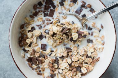 Sütlü Acı Çikolatalı Müsli Granola. 