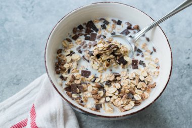 Sütlü Acı Çikolatalı Müsli Granola. 