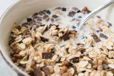 Sütlü Acı Çikolatalı Müsli Granola. 