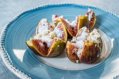 Keçi Krem Peynirli İncir, Bal ve Fındık Tozu.