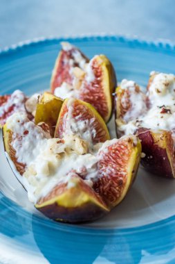 Keçi Krem Peynirli İncir, Bal ve Fındık Tozu.