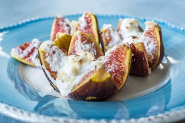 Keçi Krem Peynirli İncir, Bal ve Fındık Tozu.