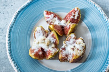 Keçi Krem Peynirli İncir, Bal ve Fındık Tozu.