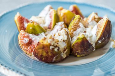 Keçi Krem Peynirli İncir, Bal ve Fındık Tozu.